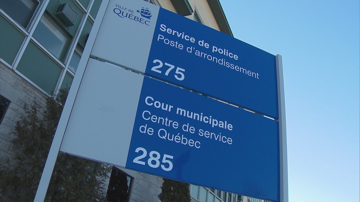 Plaques d’adresses de la centrale de police et de la Cour municipale du parc Victoria, à Québec