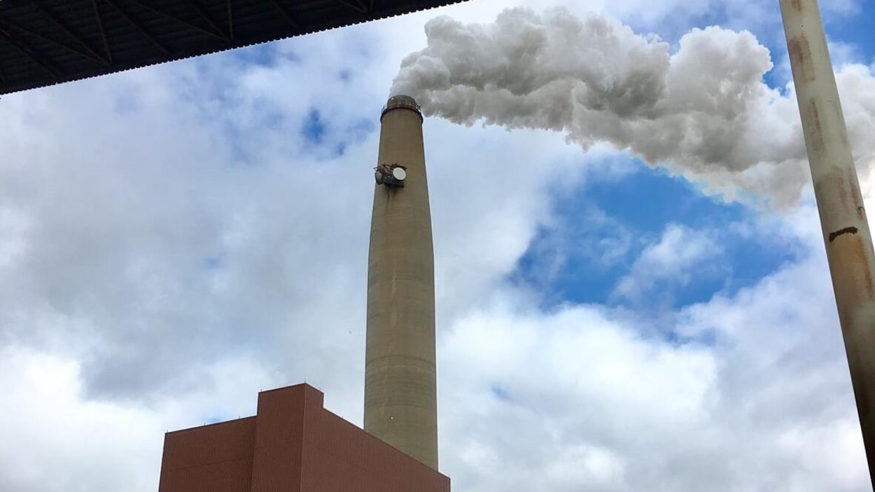 La cheminée et une partie du bâtiment de la centrale.