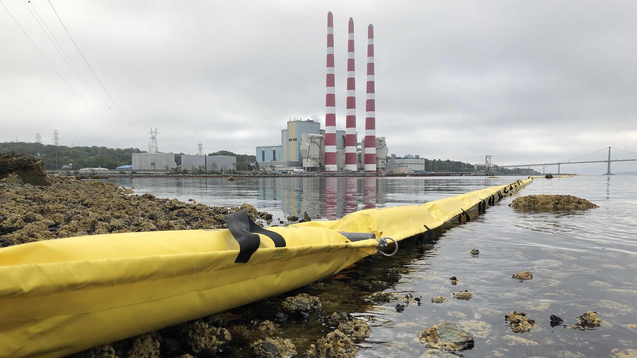 Estacade flottante jaune devant la centrale de Tufts Cove le 3 août 2018. Estacade flottante jaune devant la centrale de Tufts Cove le 3 août 2018.