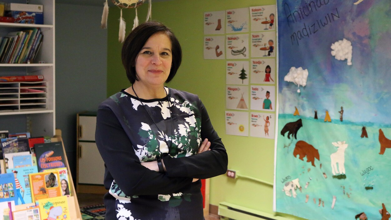 La directrice du Centre d'amitié autochtone de Val-d’Or, Édith Cloutier, discute d’enjeux autochtones dans les locaux de l’organisme.