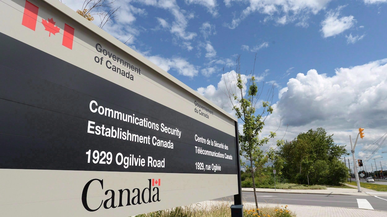 L’enseigne devant l’immeuble abritant le Centre canadien de la sécurité des télécommunications à Ottawa