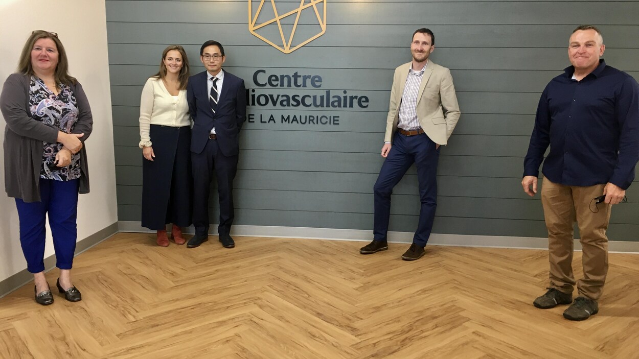 Une partie de l'équipe du Centre cardiovasculaire de la Mauricie prend la pose lors de l'inauguration.