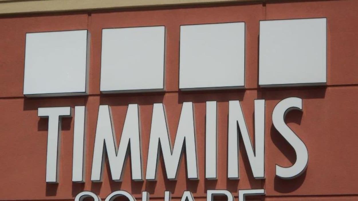 Incendie sur le toit du centre commercial Timmins Square