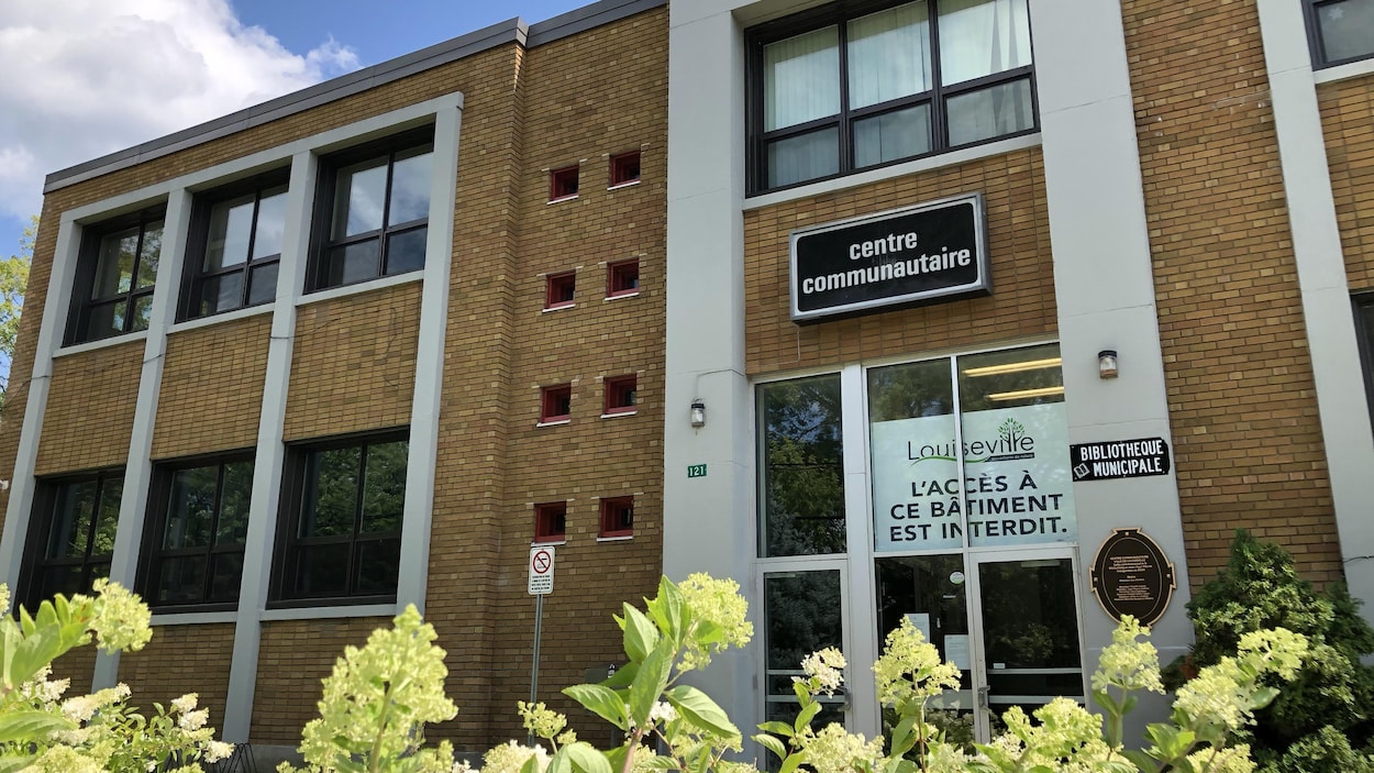 Façade du Centre communautaire de Louiseville, avec une pancarte bien en vue dans la porte indiquant que l'accès y est interdit.