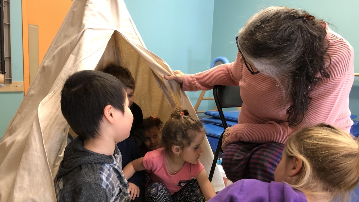 Une grand-mère autochtone et des enfants dans un CPE.
