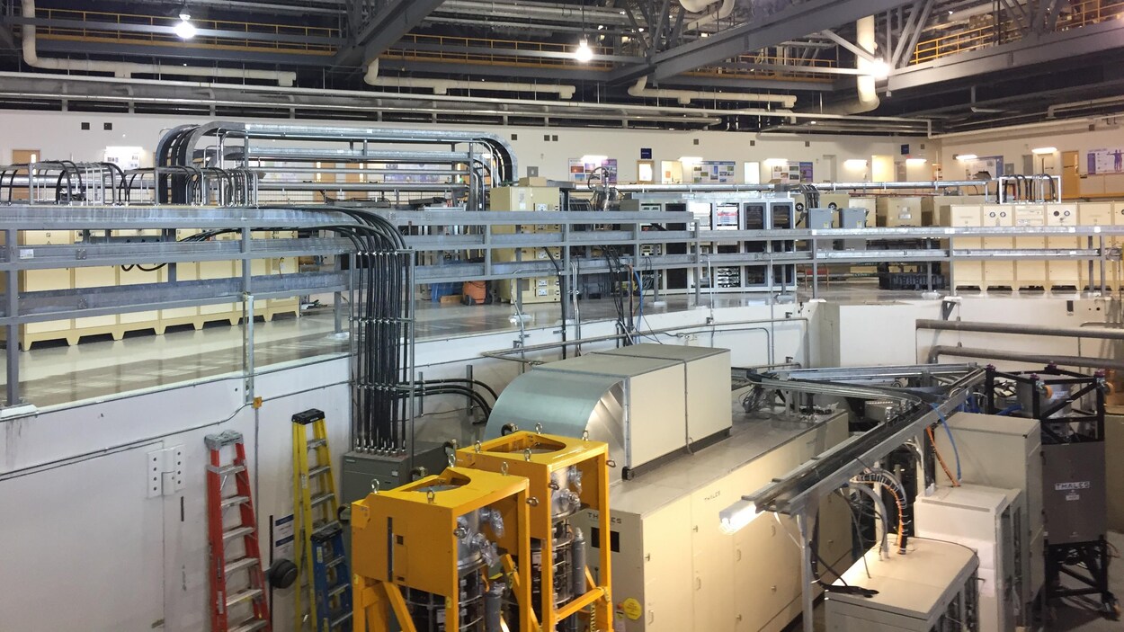 L'intérieur du Centre de canadien de rayonnement synchrotron.