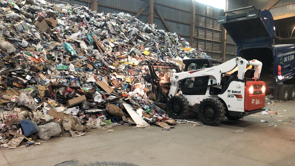 Un amas de déchets se trouve dans un centre de tri.