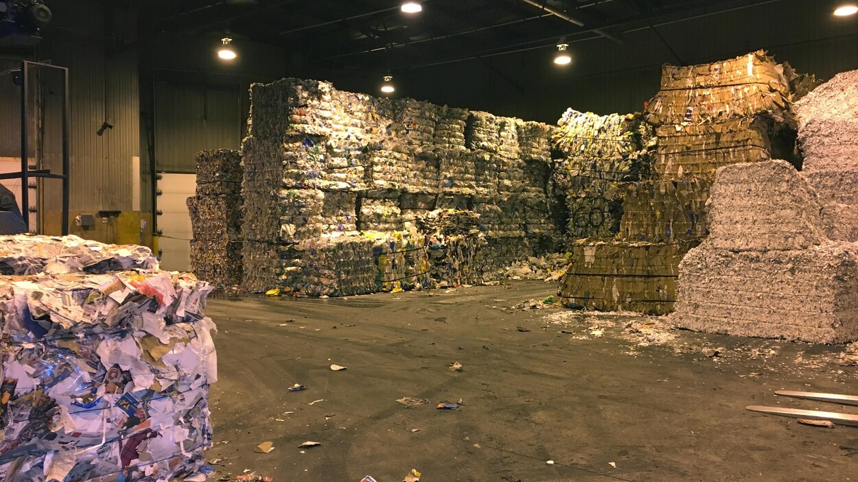 Des ballots de papier, de carton et de plastique au centre de tri de Saguenay