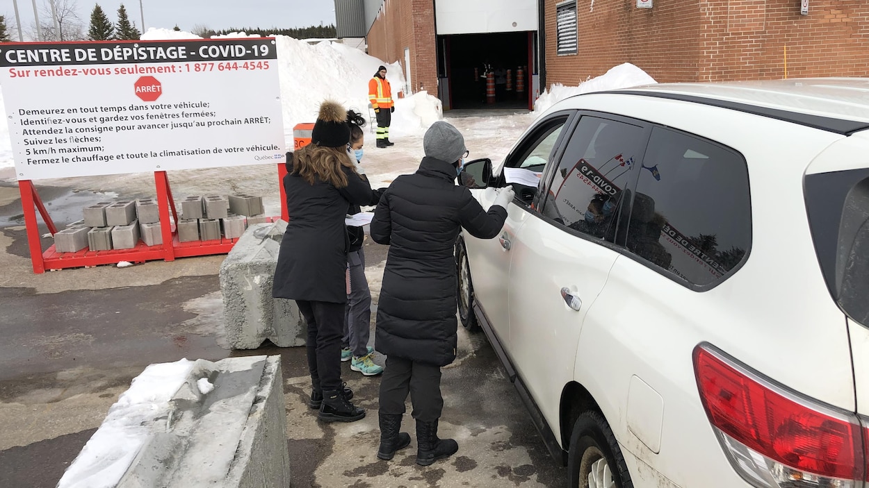 Un patient entre dans le centre de dépistage de Baie-Comeau à bord de son véhicule.