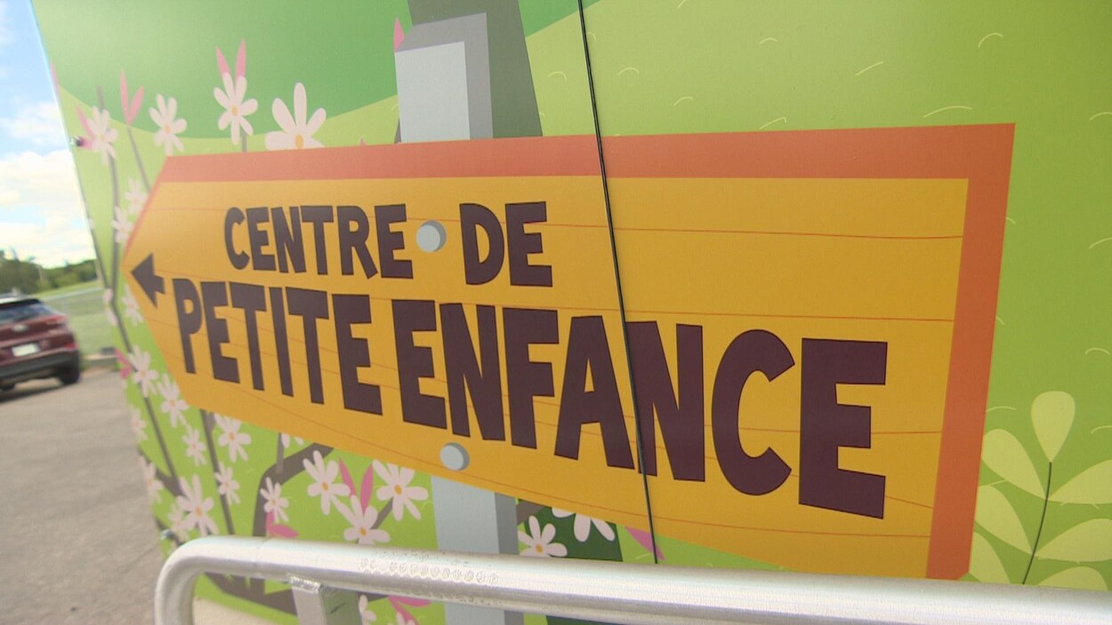 Murale colorée où il est inscrit : Centre de petite enfance.