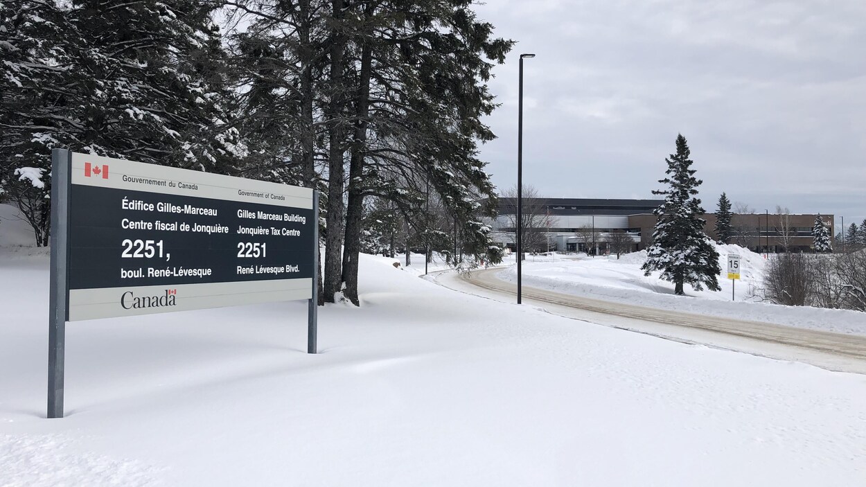 La menace de grève plane au Centre fiscal de Jonquière RadioCanada