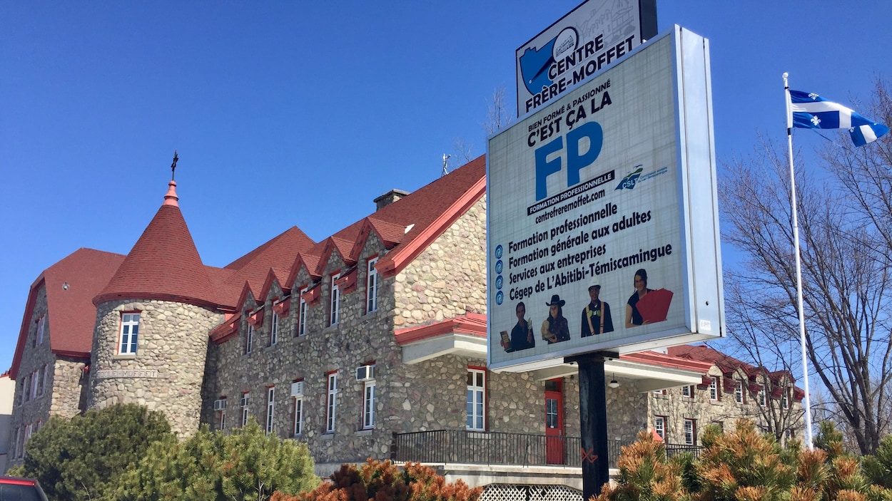 Un bâtiment ancien converti en centre de formation professionnelle.