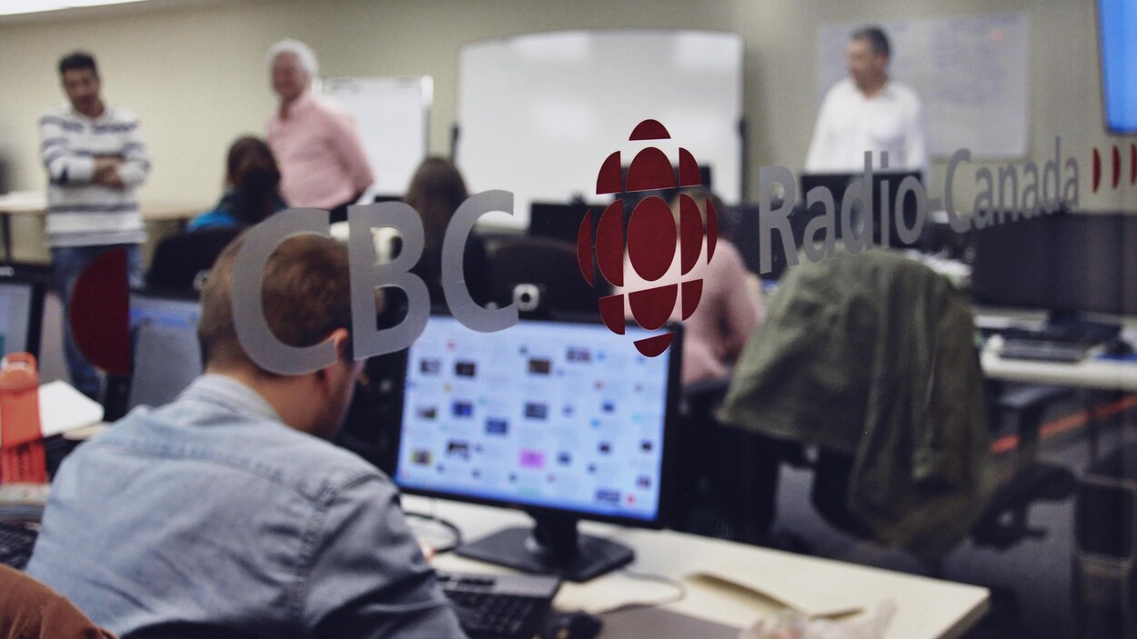La première cohorte d'apprentis journalistes du centre de formation de Radio-Canada à Regina