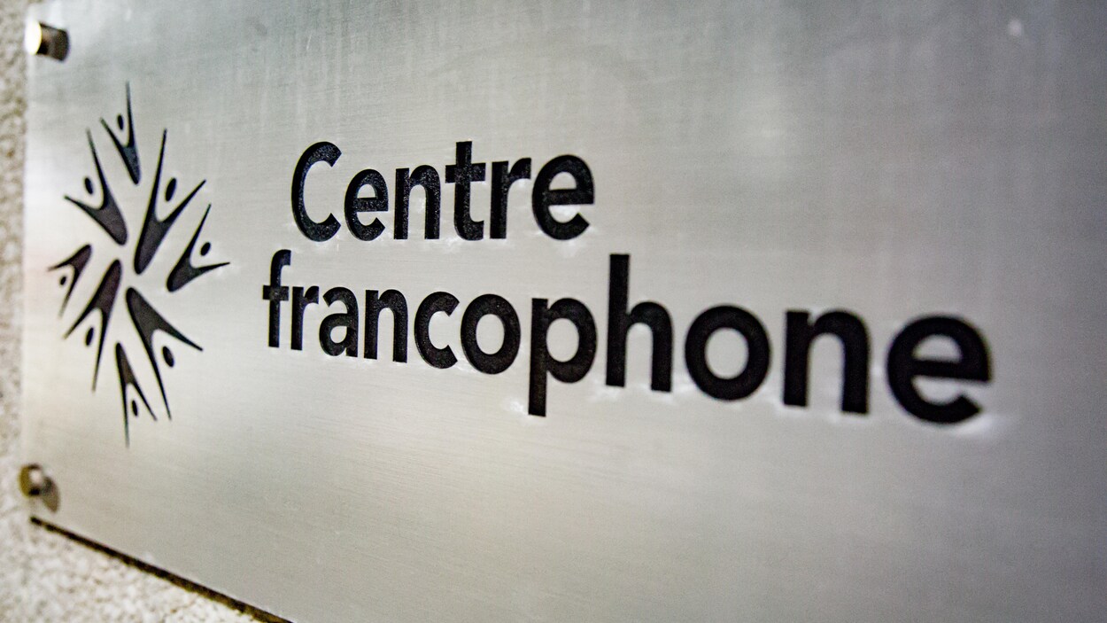 Une enseigne avec un logo sur un immeuble.