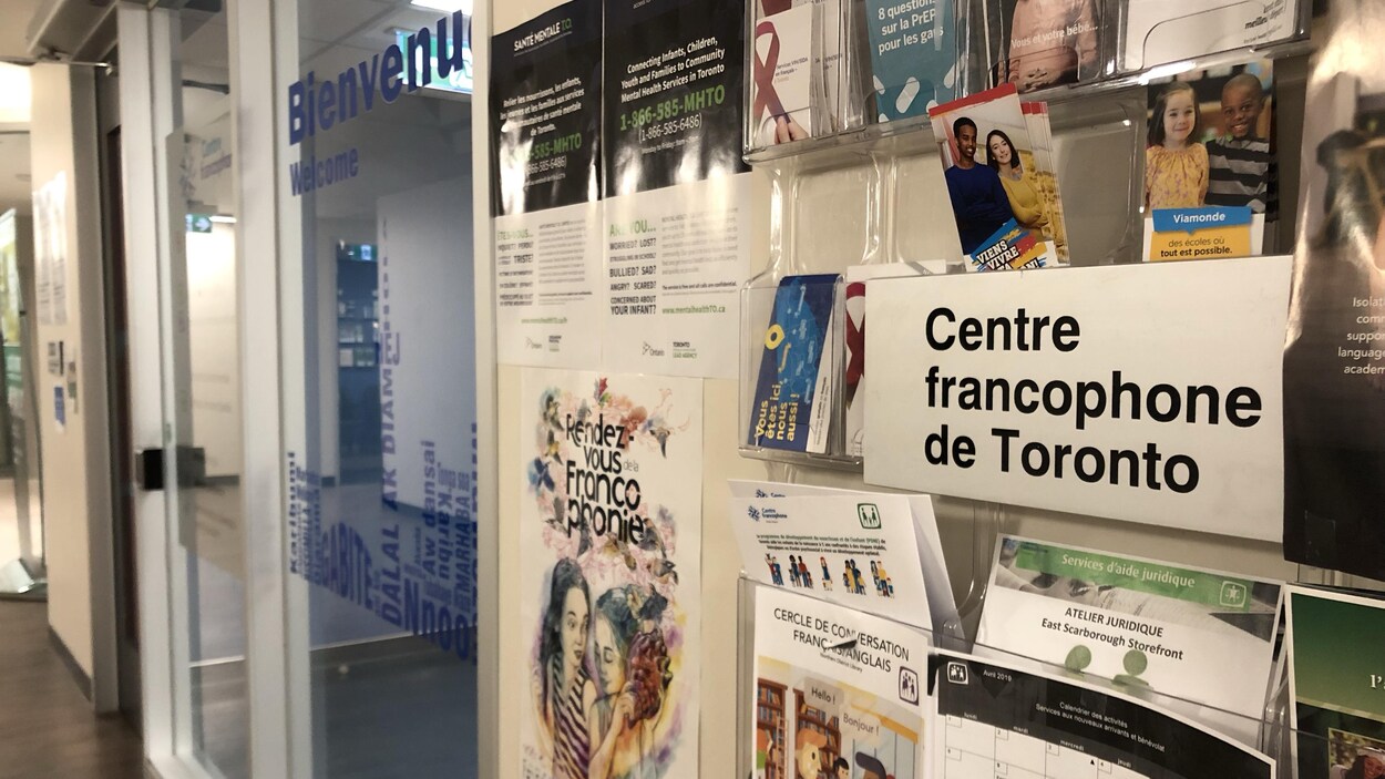 Entrée de la clinique médicale du Centre francophone de Toronto, située sur la rue Richmond. Des pamphlets se trouvent sur le mur du couloir, à droit de la porte, autour d'une plaque sur laquelle le nom de l'organisme est inscrit.