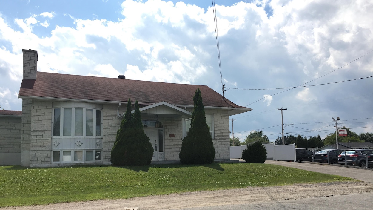 Maison près de voitures dans un autre stationnement