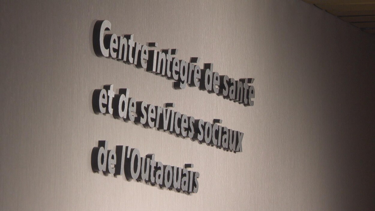 Le nom du Centre intégré de santé et de services sociaux de l'Outaouais est inscrit sur un mur. Le nom du Centre intégré de santé et de services sociaux de l'Outaouais est inscrit sur un mur.