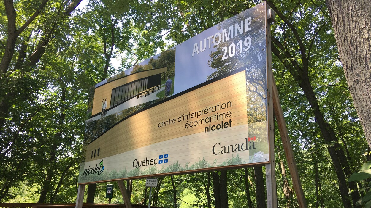 Un panneau, avec une esquisse de ce que sera le nouveau centre d'interprétation, est installé à l'entrée du parc.
