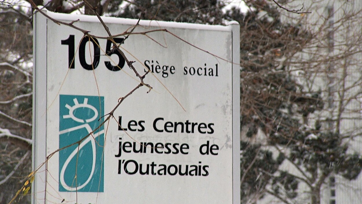 Un panneau affiche le nom des Centres jeunesse de l'Outaouais.