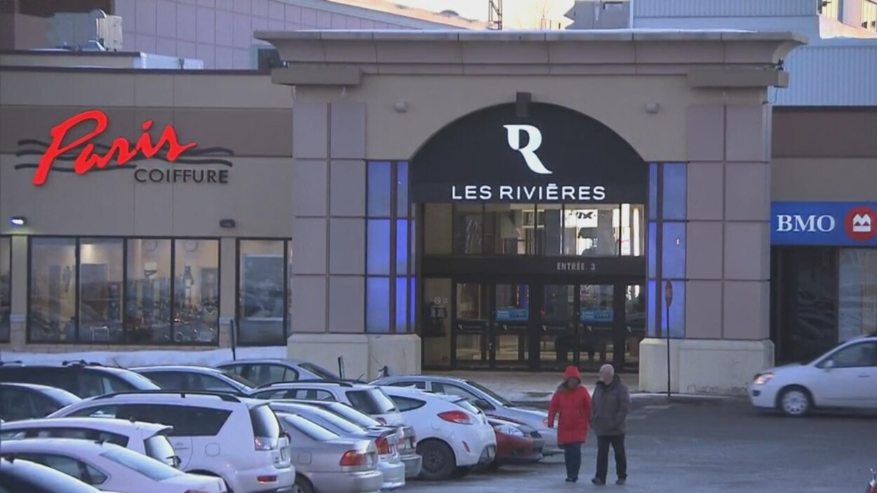 Le stationnement du centre commercial à Trois-Rivières en hiver.