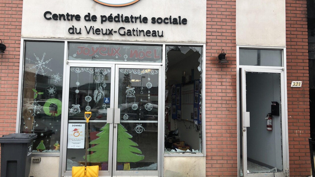 La vitrine de la façade du Centre de pédiatrie sociale du Vieux-Gatineau ainsi que la porte voisine sont défoncées. Des éclats de verre jonchent le trottoir.