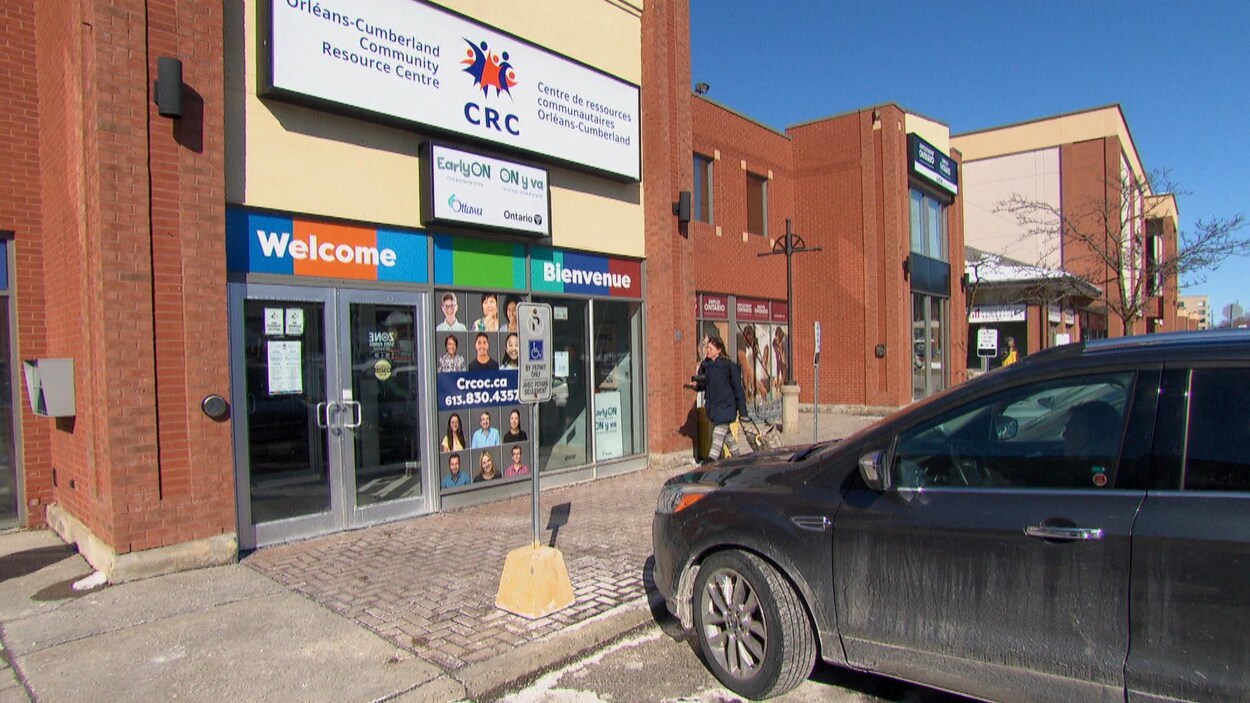 La façade du Centre de ressources communautaires Orléans-Cumberland. Une voiture noire est stationnée devant.
