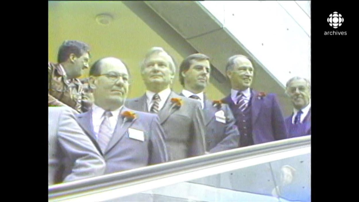 Dignitaires, dont Pierre Elliott Trudeau, en file dans l'escalier roulant du Centre Rideau lors de son inauguration. Dignitaires, dont Pierre Elliott Trudeau, en file dans l'escalier roulant du Centre Rideau lors de son inauguration.