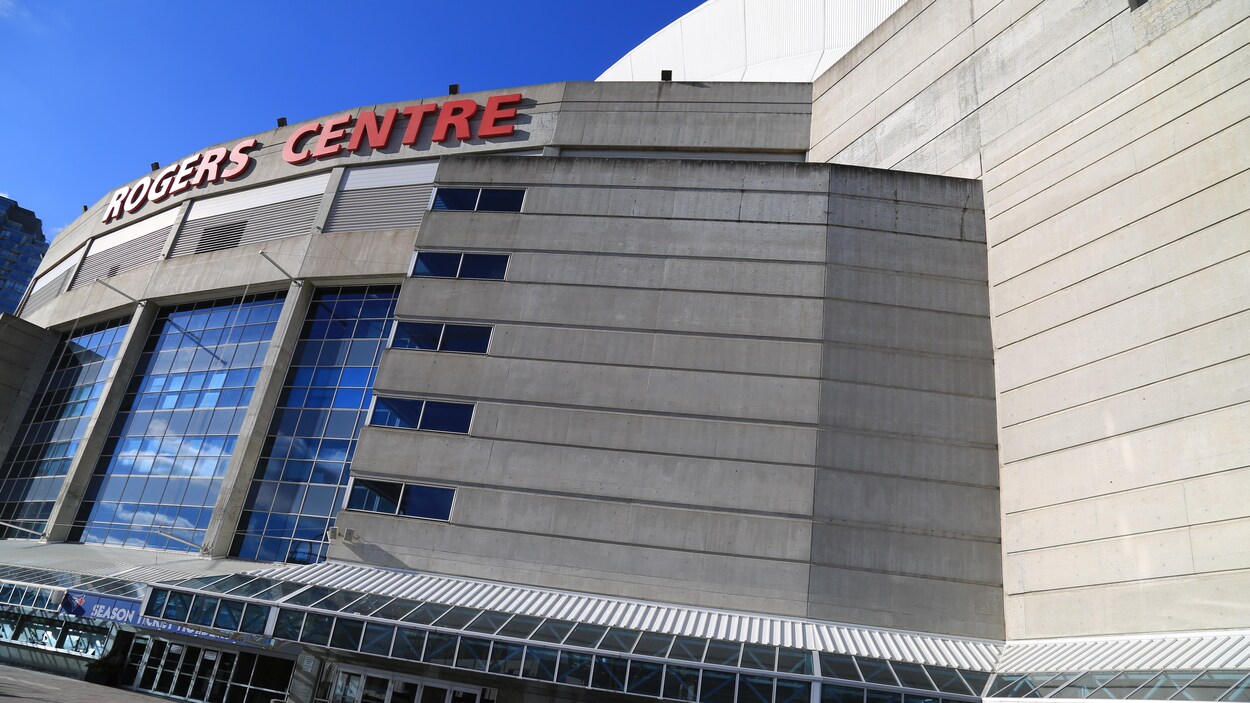 Le bâtiment extérieur du Centre de Rogers de Toronto en hiver. Le bâtiment extérieur du Centre de Rogers de Toronto en hiver.