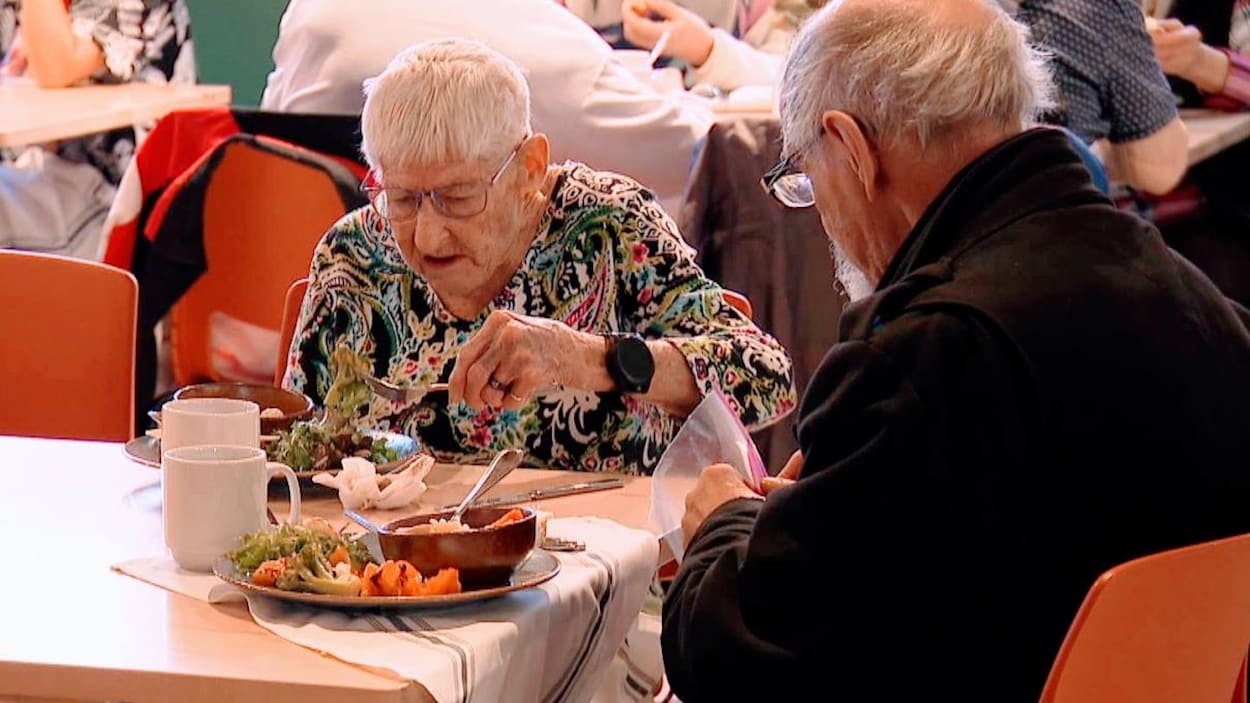 Cuisiner, bouger et briser l’isolement : un nouveau refuge pour les aînés