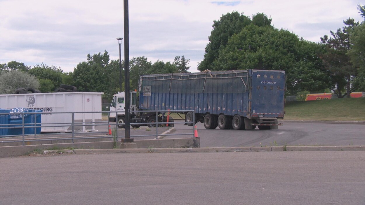 Un semi-remorque quitte le centre de transbordement de Gatineau.