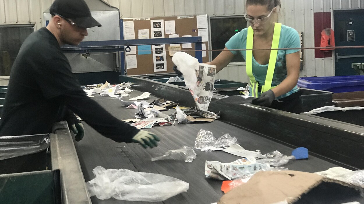 Des employés font le tri chez Recup Estrie.