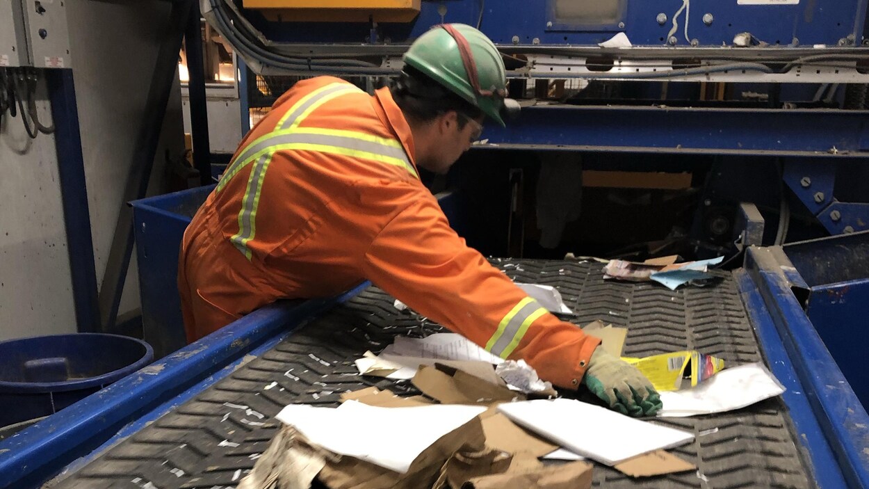 Un employé du centre de tri de Mont-Joli au travail.