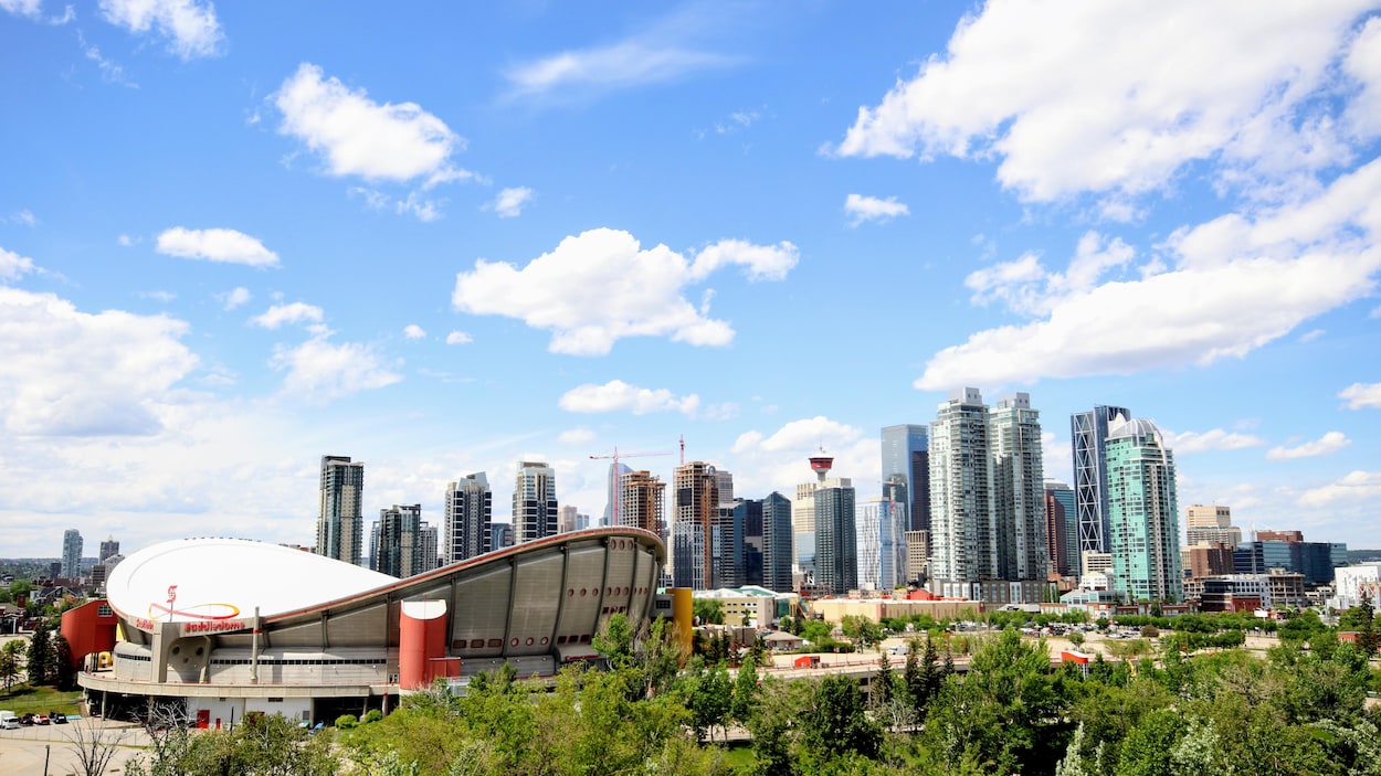 Le centre-ville de Calgary vu au loin.