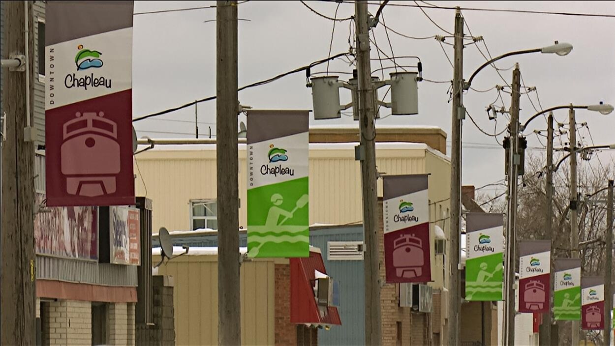 Des bannières sur des poteaux électriques.