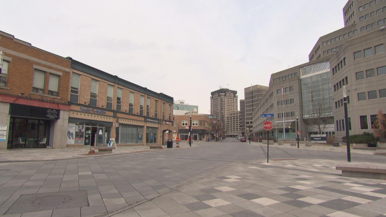 L'une des rues les plus passantes du centre-ville de Gatineau est complètement déserte.