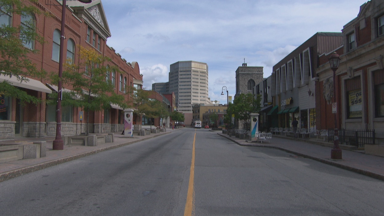 Une rue vide du centre-ville de Gatineau.