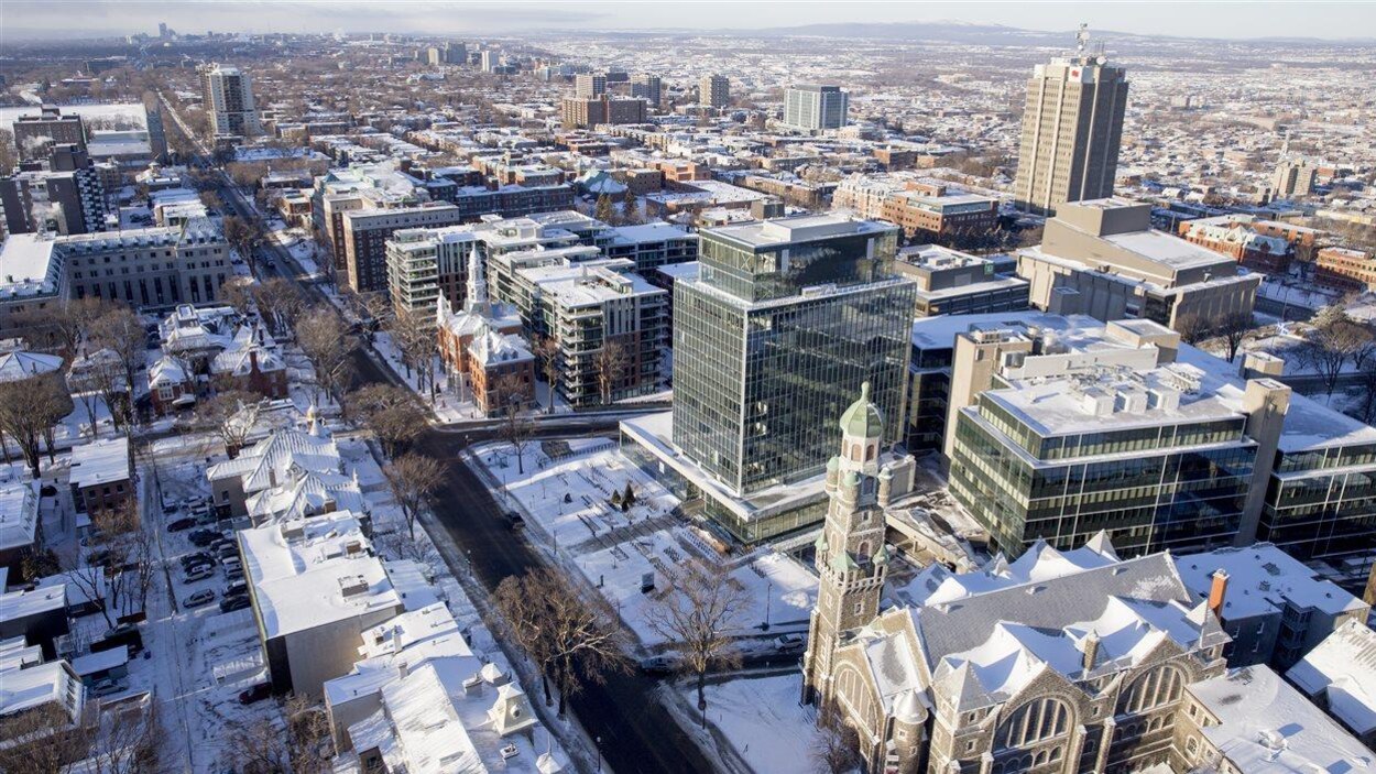 Vue en plongée du centre-ville de Québec. La photographie a été prise de jour, durant l'hiver.