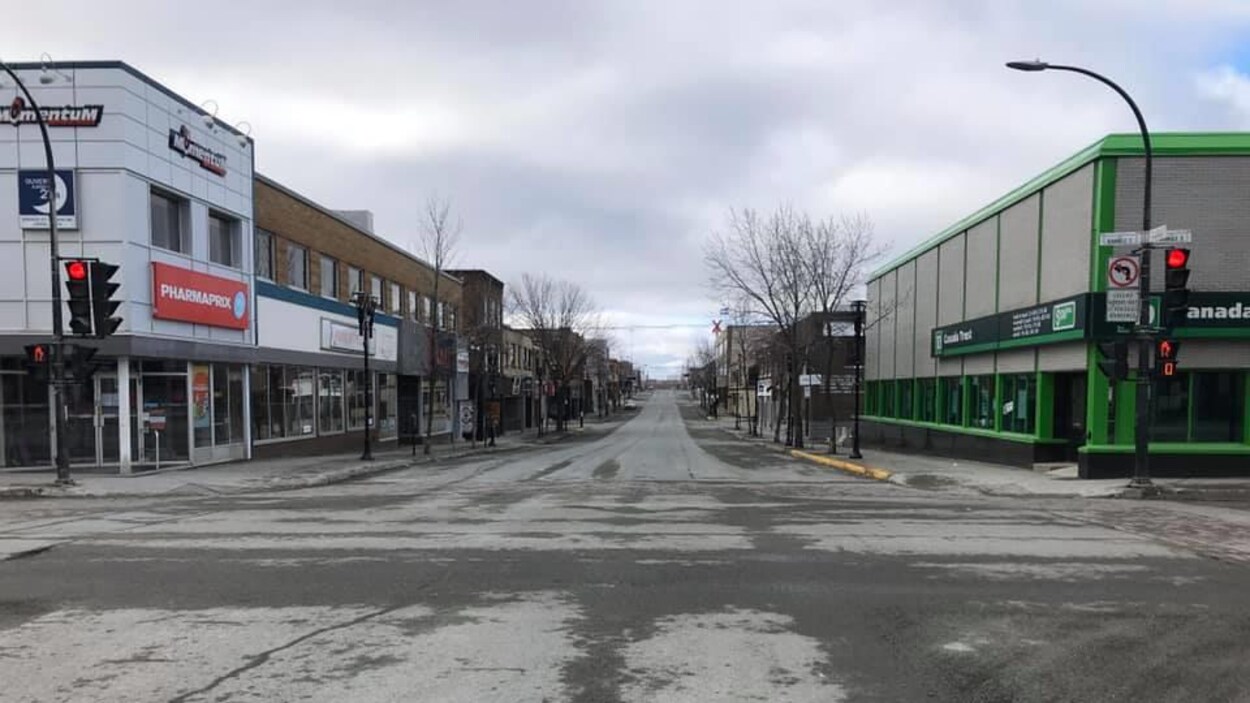 La rue Principale de Rouyn-Noranda, au printemps, déserte un dimanche matin.