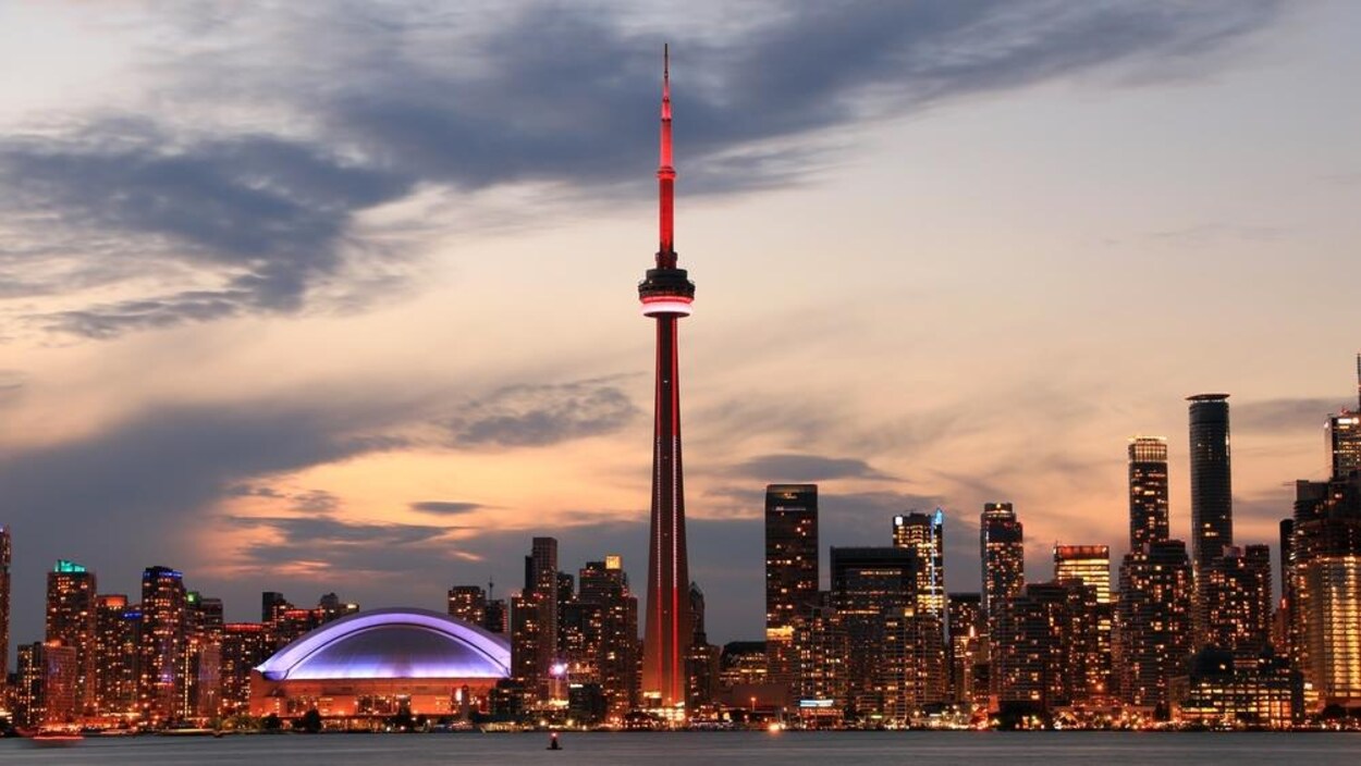 Le centre-ville de Toronto illuminé avec ses gratte-ciels et la tour CN.