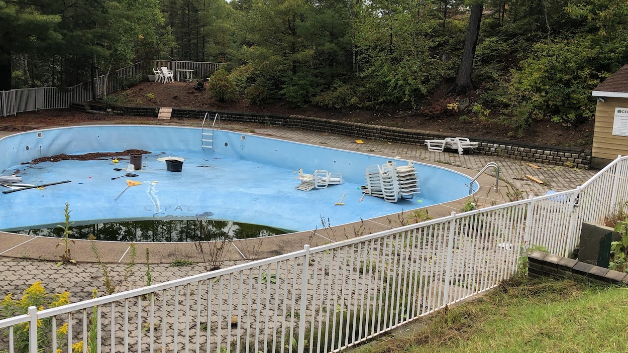 une piscine vandalisée.