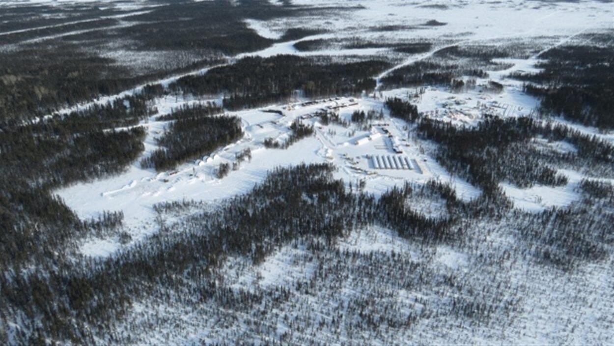 Le Cercle de feu est situé à environ 540 km au nord de Thunder Bay et à environ 240 km à l'ouest de la baie James.