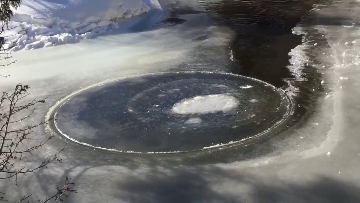 Un disque de glace parfait sur la rivière Gaspébiac.