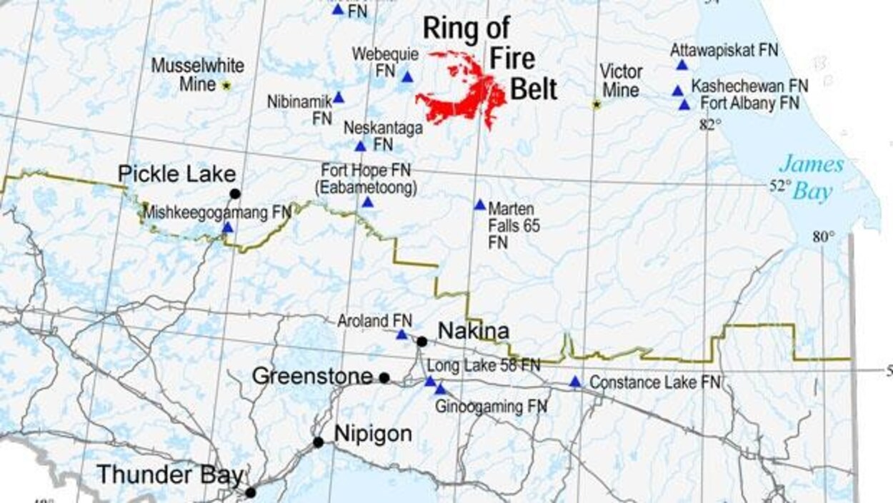 Carte de l'Ontario avec le Cercle de feu. Le Cercle de feu est situé à environ 540 km au nord de Thunder Bay et à environ 240 km à l'ouest de la baie James. Carte de l'Ontario avec le Cercle de feu. Le Cercle de feu est situé à environ 540 km au nord de Thunder Bay et à environ 240 km à l'ouest de la baie James.