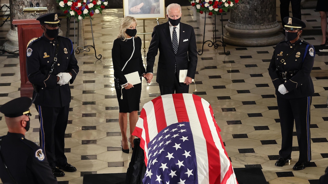 Joe et Jill Biden se recueillent devant le cercueil de Ruth Bader Ginsburg, drapé d'un drapeau américain.