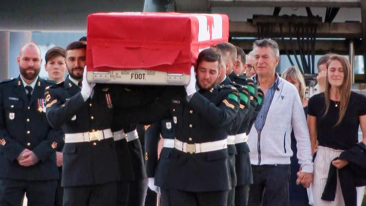 Des soldats en pleurs portent le cercueil de Patrick Labrie, recouvert d'un drapeau canadien.