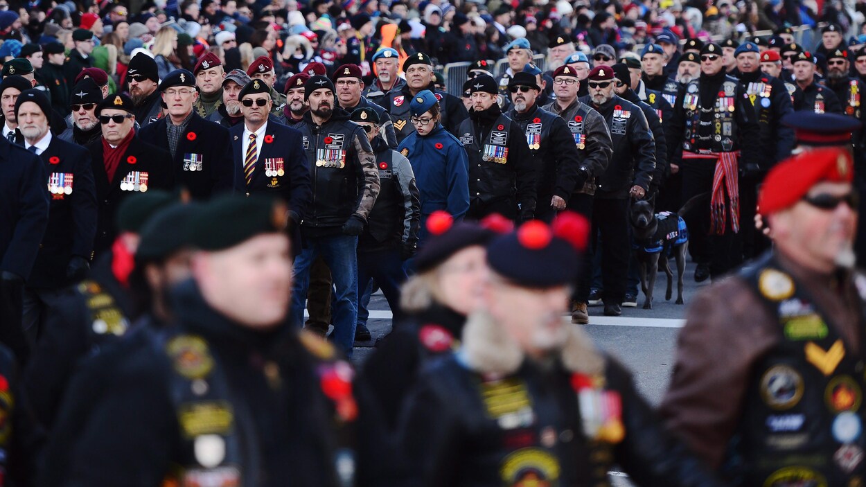 Des dizaines de vétérans défilent au centre-ville d'Ottawa. Des dizaines de vétérans défilent au centre-ville d'Ottawa.
