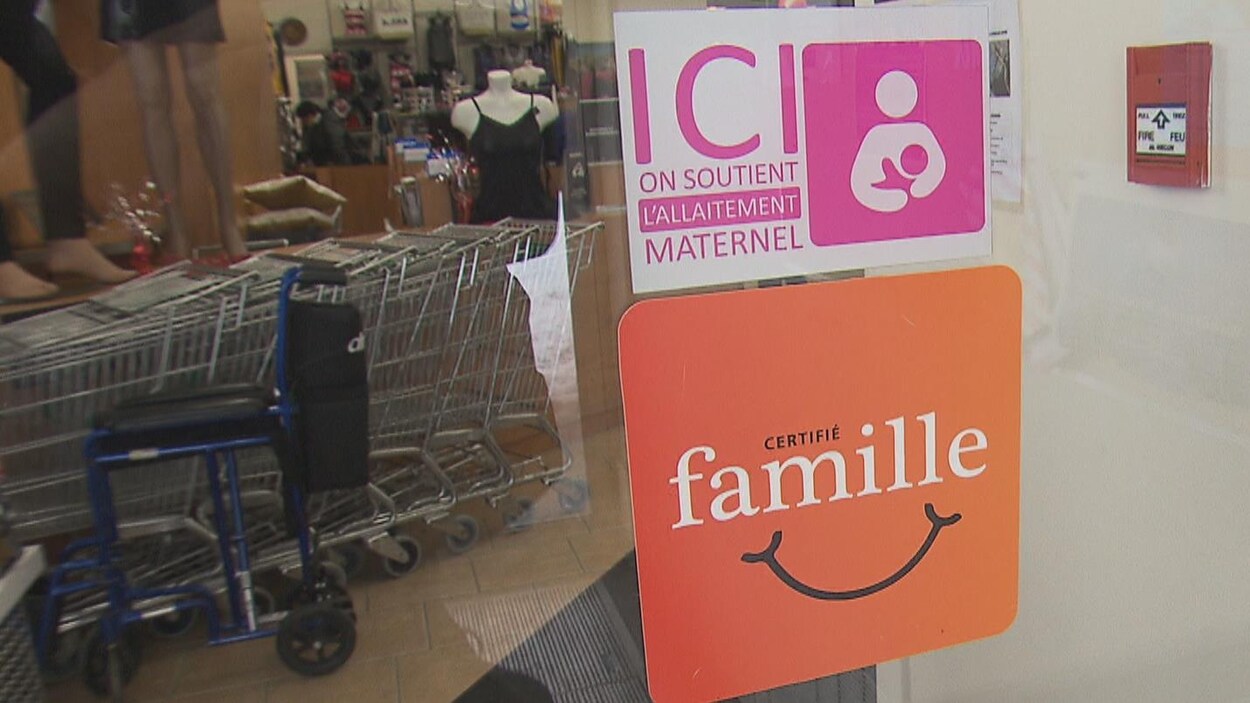 Un logo « certifié famille » dans la vitrine d'un commerce.