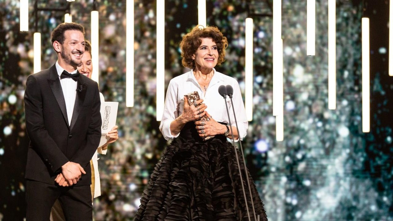 Fanny Ardant tient son César entre les mains.