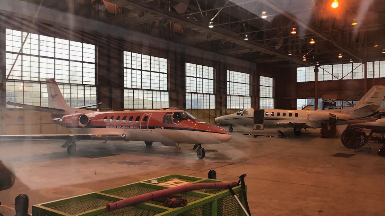 Des avions Cessna Citations dans un hangar.