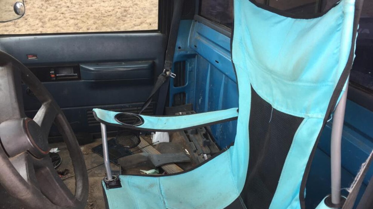 Une chaise pliante à l'avant d'une camionnette. Une chaise pliante à l'avant d'une camionnette.